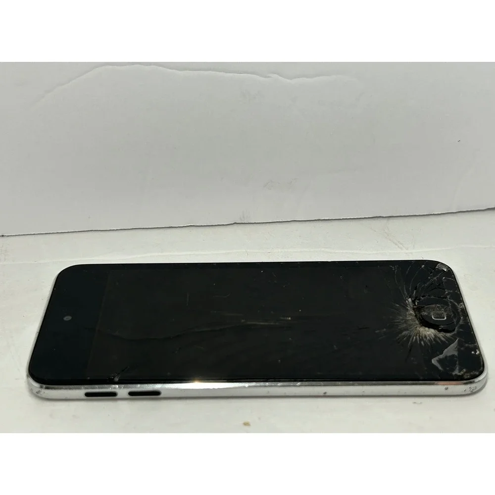 Apple iPod Touch 5th Generation 16GB Silver (A1509) Parts Only Cracked Turns On‎